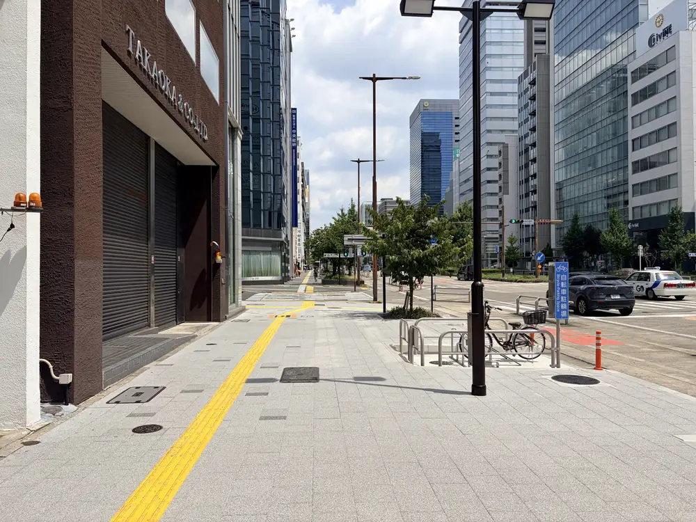 エレベーター口を出て歩道を進む道順