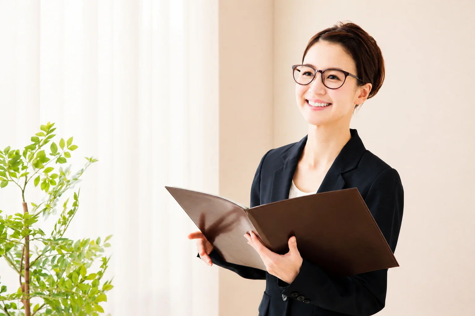 女性がカウンセラーと活動プランを相談するイメージ