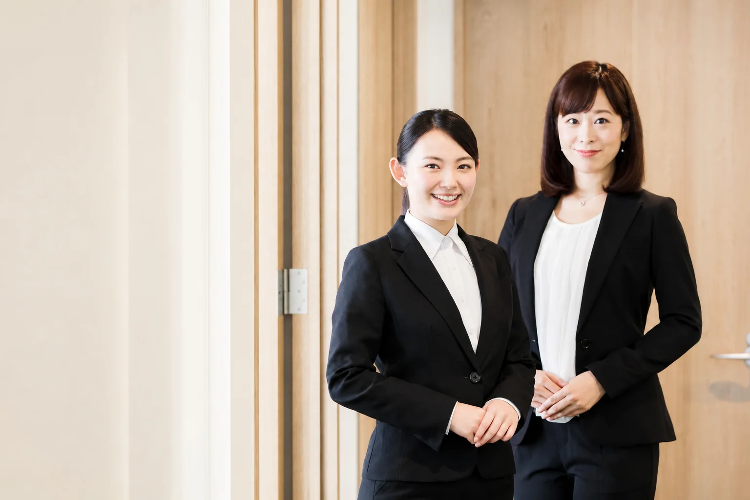 複数の専門スタッフが活動を支えるイメージ