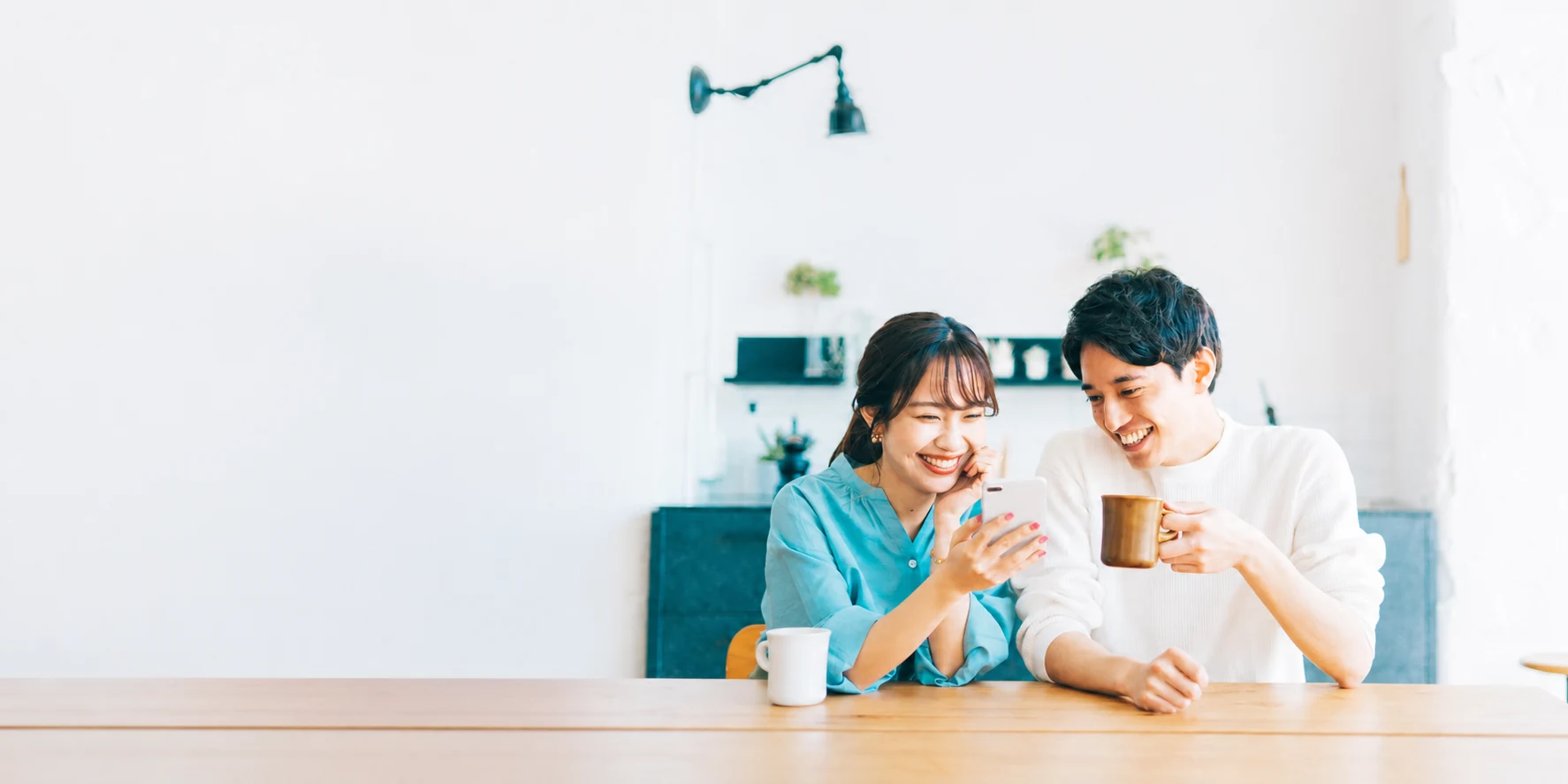 婚活の進め方を一緒に確認するカップルのイメージ