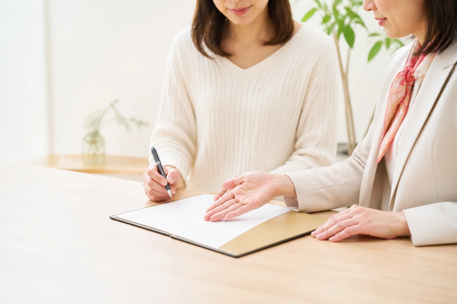 必要書類をカウンセラーと確認する様子