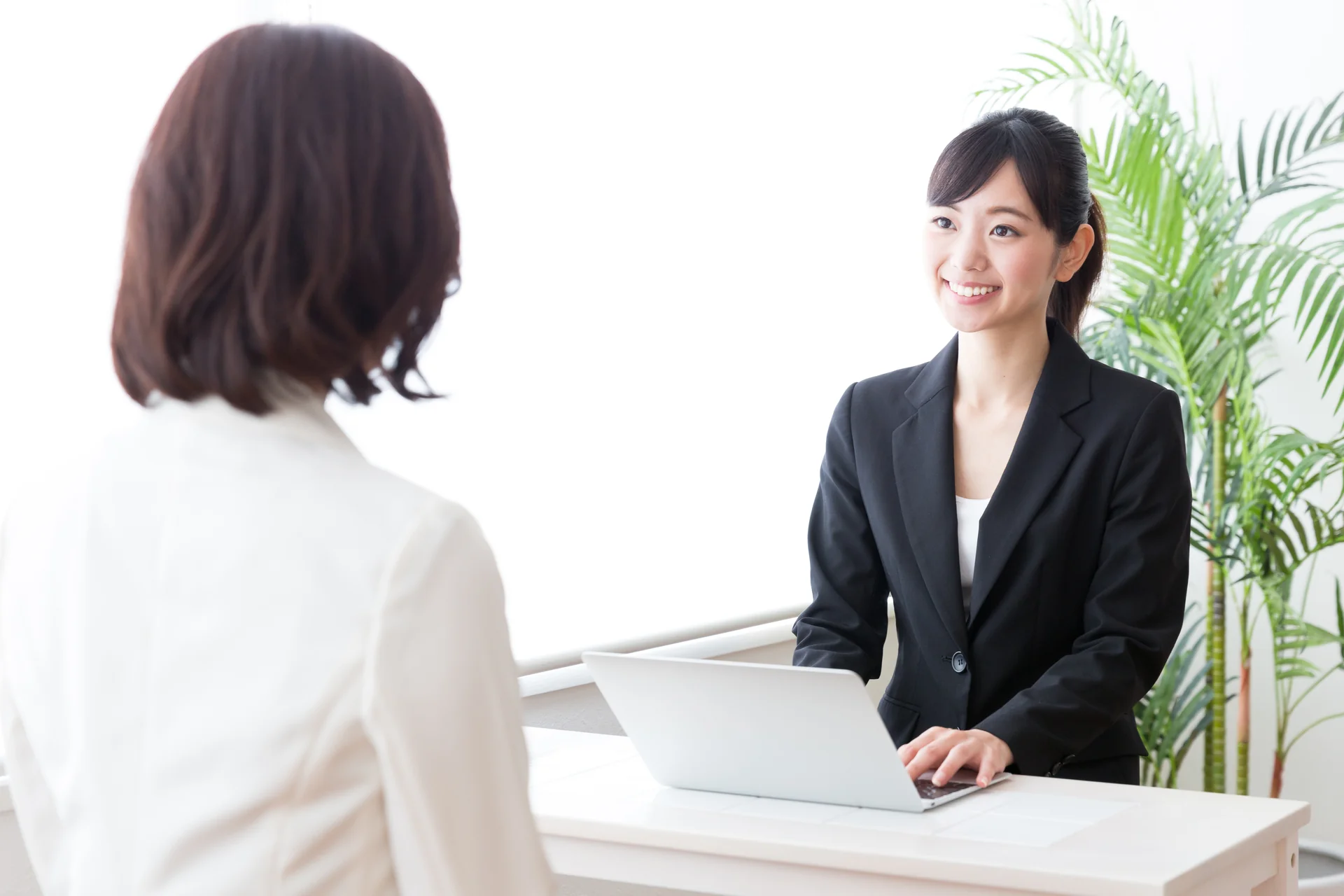 スタッフに相談する女性のイメージ