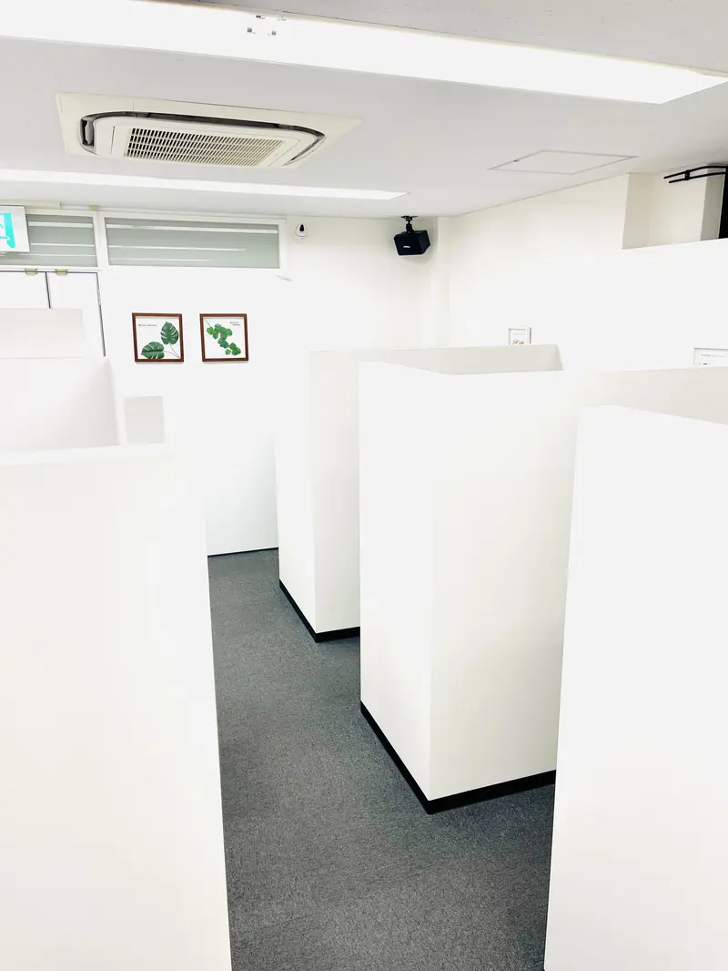 パーティションで区切られたアモーシェの相談フロア