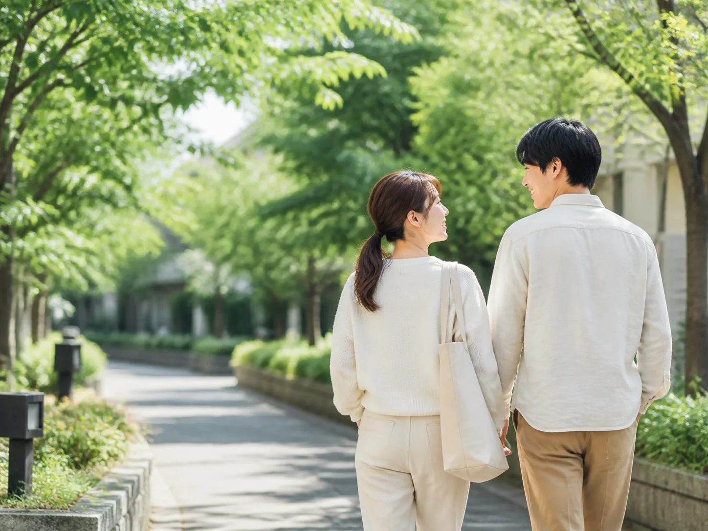 並木道を並んで歩く夫婦のイメージ