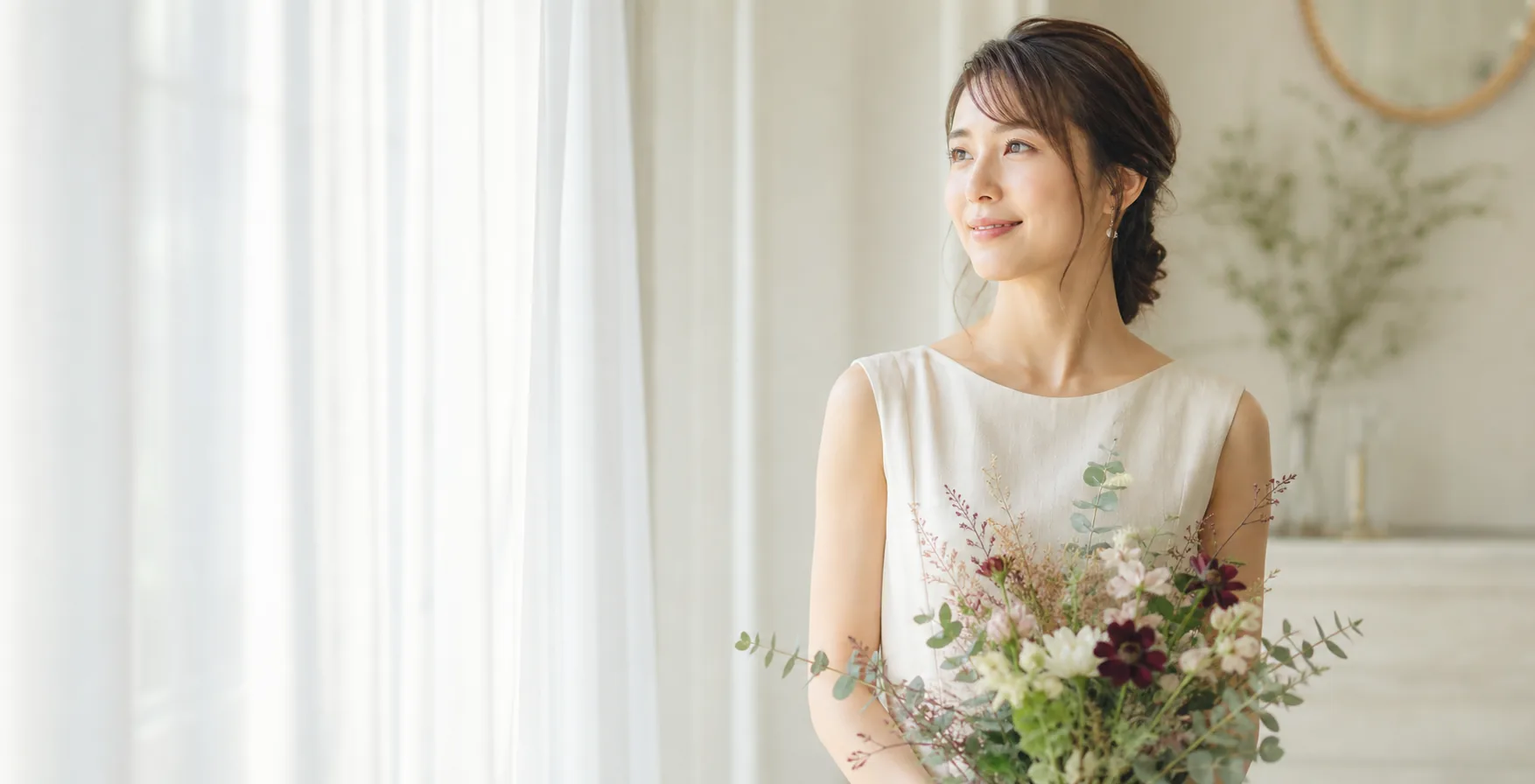 明るい窓辺で穏やかに微笑む女性