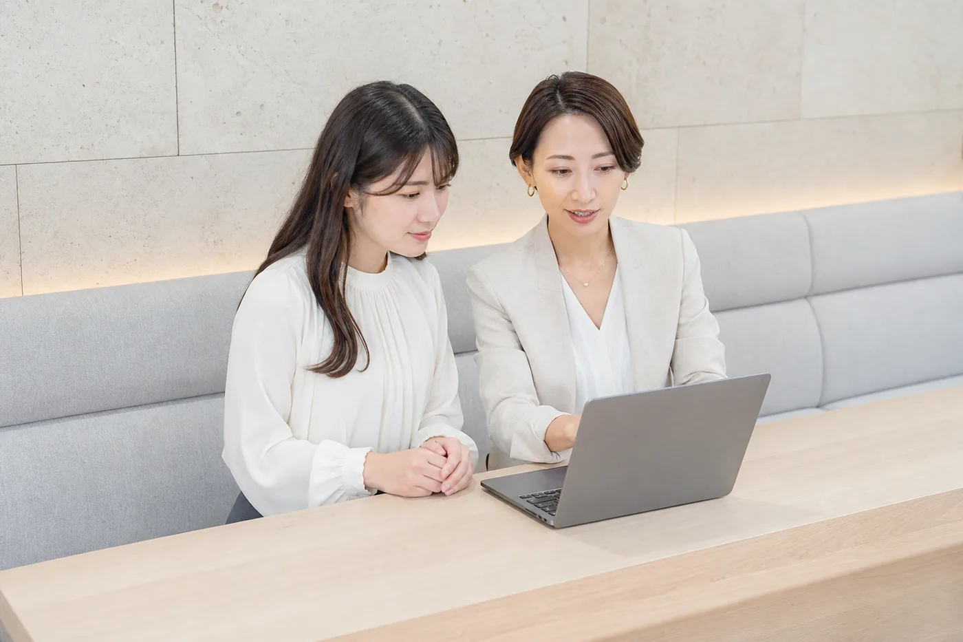これまでの婚活をコンシェルジュと振り返る様子