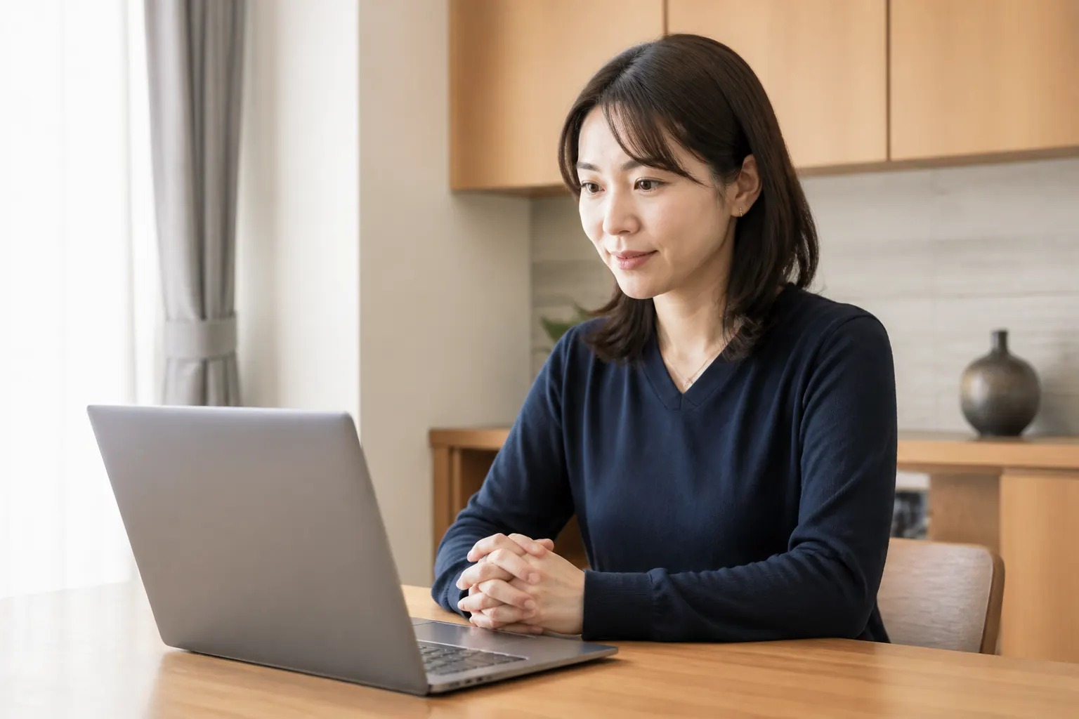 自宅からオンライン相談を利用する33歳女性