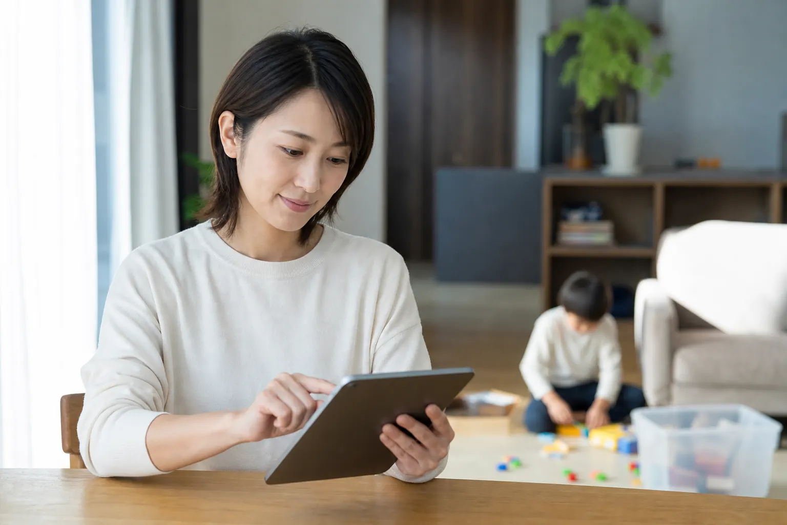 子どもの生活を大切にしながら活動する35歳女性