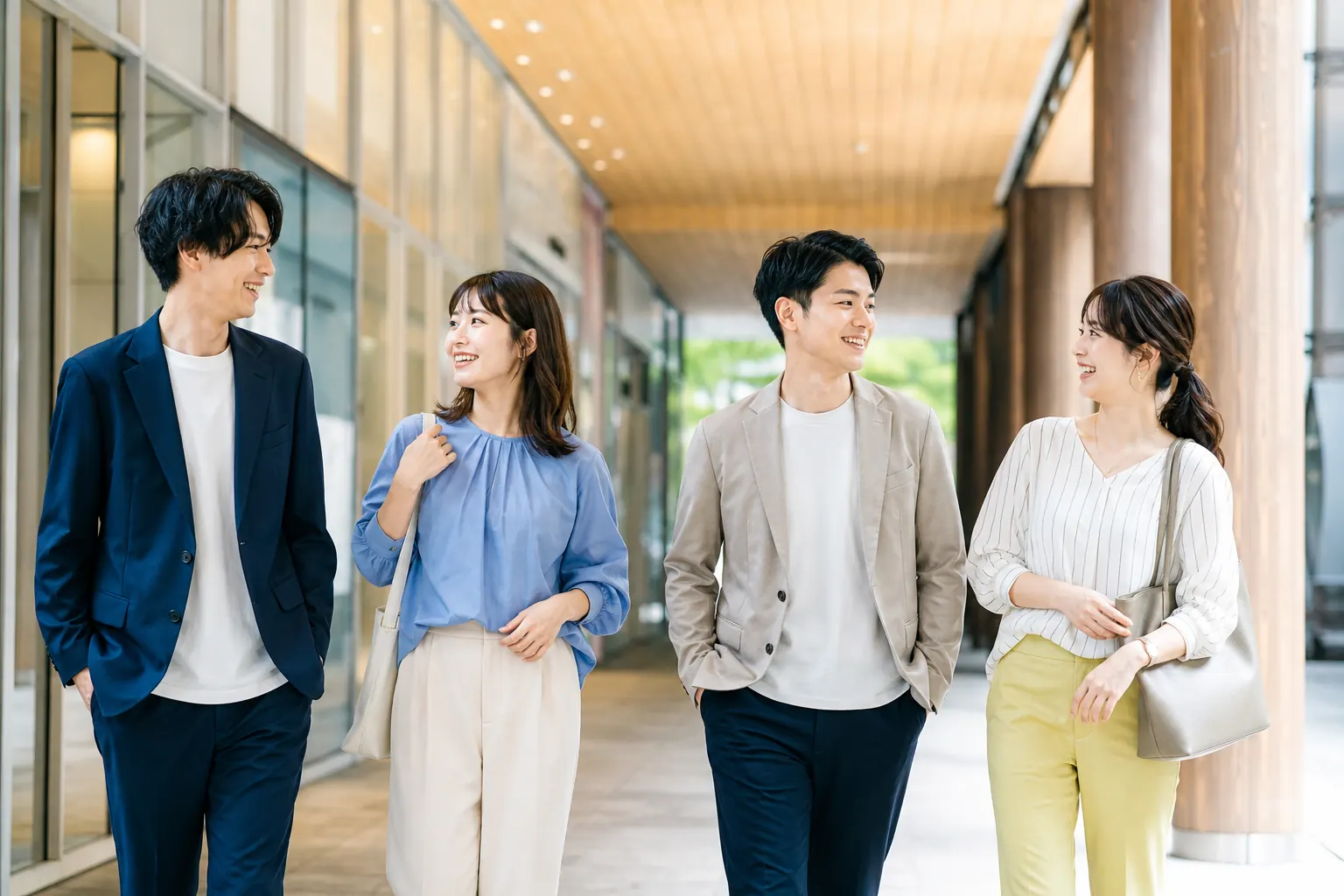 仕事をしながら婚活を進める30代の男女
